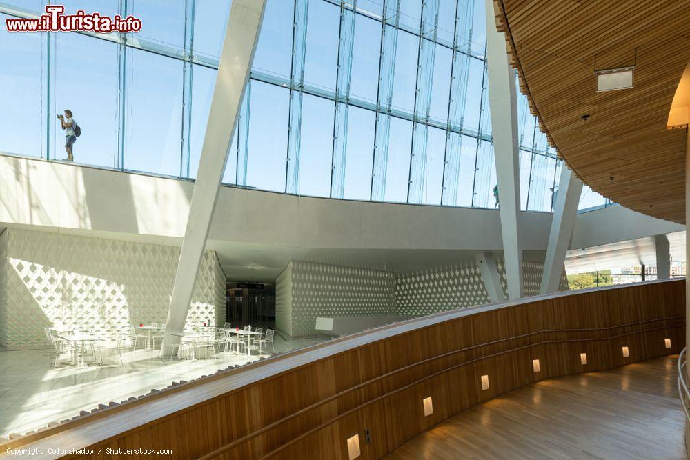 Immagine Il moderno edificio dell'Opera House di Oslo, Norvegia. Le pareti interne sono rivestite con legno di rovere mentre all'esterno l'edificio è ricoperto di marmo bianco di Carrara - © Colorshadow / Shutterstock.com