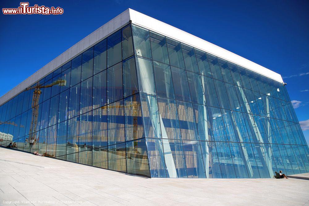 Immagine Le grandi vetrate dell'Opera House di Oslo, Norvegia. Questa struttura ha vinto il premio dell'Unione Europea nel 2009 per l'architettura contemporanea - © Vladimir Mucibabic / Shutterstock.com
