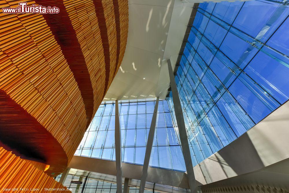 Immagine Legno di rovere e vetrate, due dei materiali dell'Opera House di Oslo, Norvegia. Iniziata nel 2003 e completata nel 2007 prima del previsto, questa costruzione è costata circa 300 milioni di corone norvegesi, meno della metà preventivata agli inizi - © Felix Lipov / Shutterstock.com