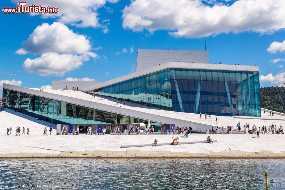 Immagine Panorama dell'Opera House di Oslo, Norvegia. Costruita in stile architettonico contemporaneo, è la sede del teatro nazionale dell'opera norvegese. Può ospitare sino a quasi 2000 persone - © S-F / Shutterstock.com