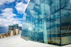 L'architettura moderna dell'Opera House di Oslo, Norvegia. Progettata dallo studio Snohetta, sorge nel quartiere Bjorvika nel centro della capitale, sulla punta del fiordo - © Anna ...