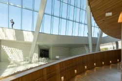 Il moderno edificio dell'Opera House di Oslo, Norvegia. Le pareti interne sono rivestite con legno di rovere mentre all'esterno l'edificio è ricoperto di marmo bianco di Carrara ...