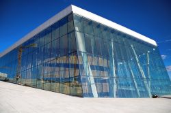 Le grandi vetrate dell'Opera House di Oslo, Norvegia. Questa struttura ha vinto il premio dell'Unione Europea nel 2009 per l'architettura contemporanea - © Vladimir Mucibabic ...