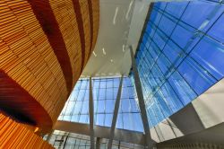 Legno di rovere e vetrate, due dei materiali dell'Opera House di Oslo, Norvegia. Iniziata nel 2003 e completata nel 2007 prima del previsto, questa costruzione è costata circa 300 ...