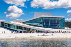 Panorama dell'Opera House di Oslo, Norvegia. Costruita in stile architettonico contemporaneo, è la sede del teatro nazionale dell'opera norvegese. Può ospitare sino a quasi ...