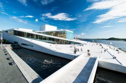 Una suggestiva veduta della National Oslo Opera House, Norvegia. Il tetto dell'edificio fa un angolo al livello del suolo e invita le persone a camminarvi sopra sino a raggiungere la sommità ...