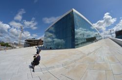 Veduta della moderna Opera House di Oslo, Norvegia ...