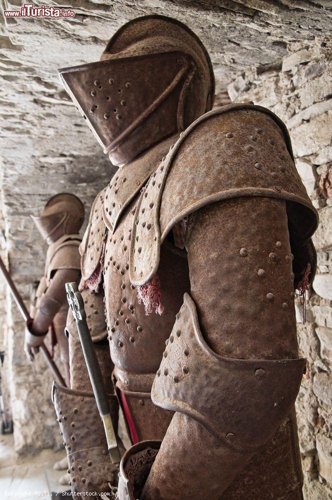 Immagine Antiche armature esposte nel museo del Castello di Bardi, provincia di Parma, Emilia Romagna - © Mi.Ti. / Shutterstock.com