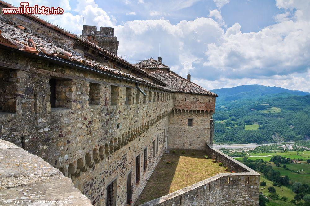 Immagine Bardi, provincia di Parma: la fortezza militare con il verdeggiante paesaggio sullo sfondo (Emilia Romagna) - © Mi.Ti. / Shutterstock.com