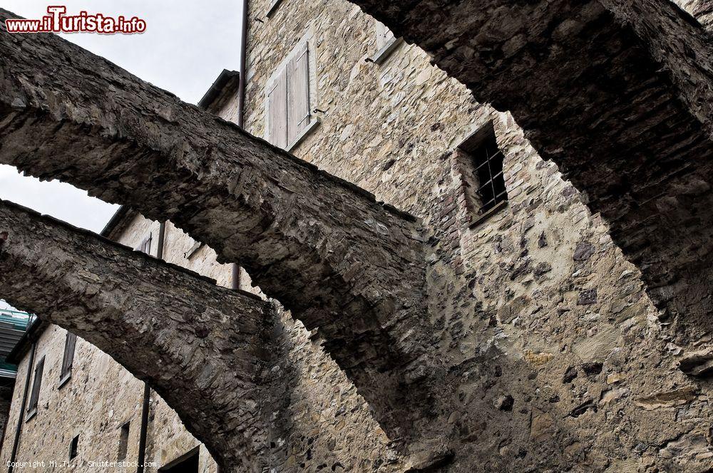 Immagine Dettagli architettonici del Castello di Bardi (Parma), Emilia Romagna - © Mi.Ti. / Shutterstock.com