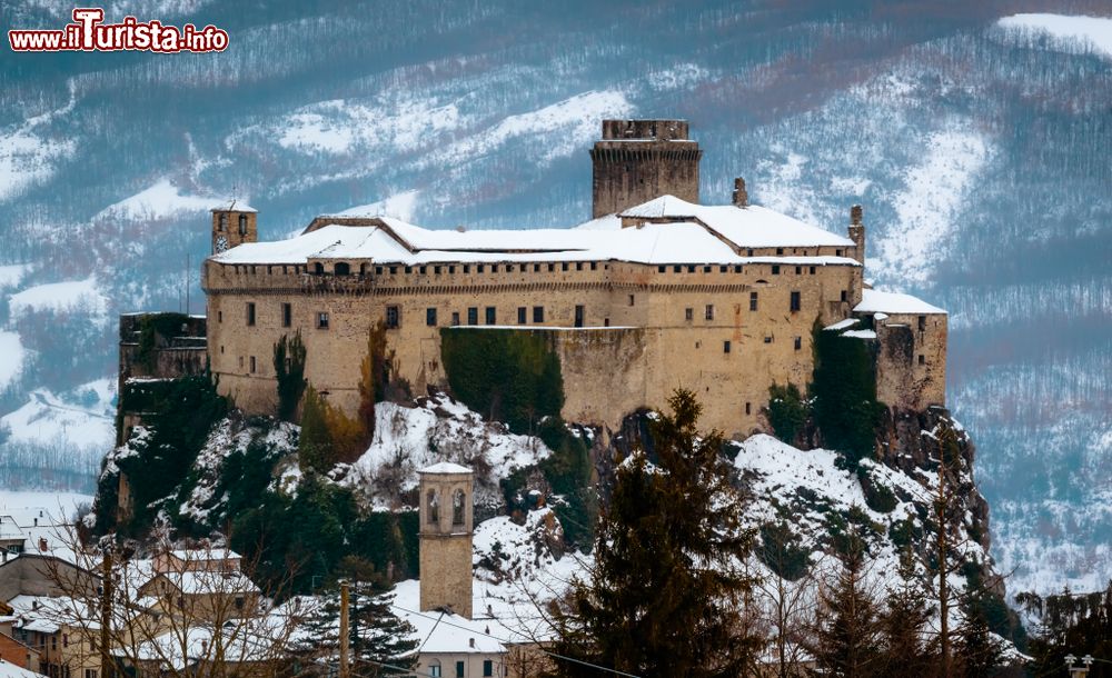 Immagine Il Castello di Bardi (Parma) imbiancato da una nevicata, Emilia Romagna. In epoca borbonica è stato presidio militare.