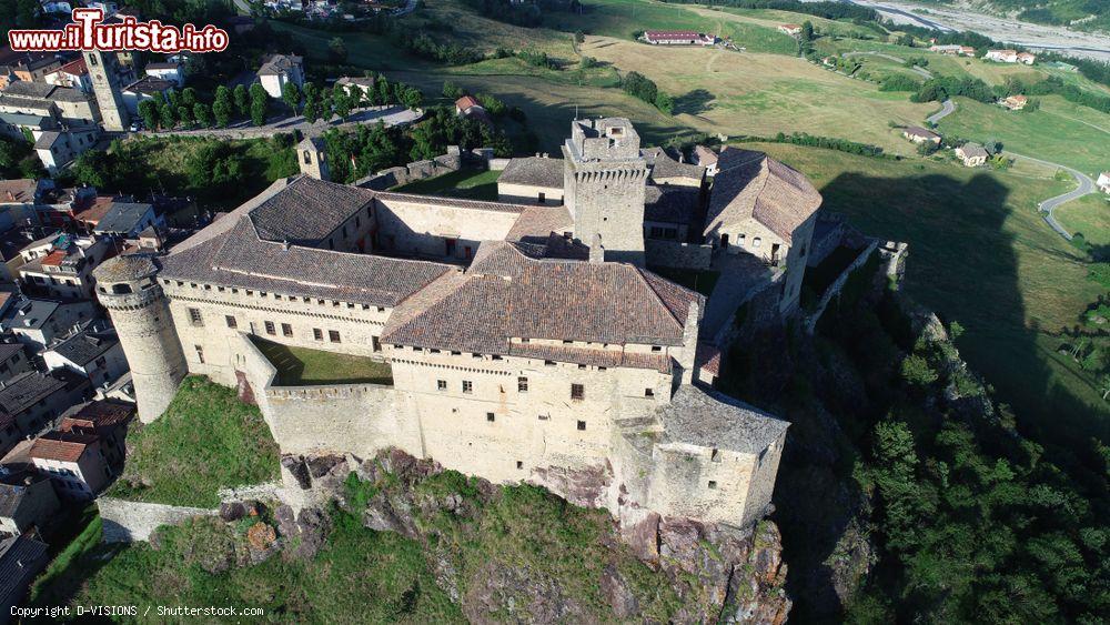 Immagine La fortezza di Bardi vista dall'alto, provincia di Parma, Emilia Romagna - © D-VISIONS / Shutterstock.com