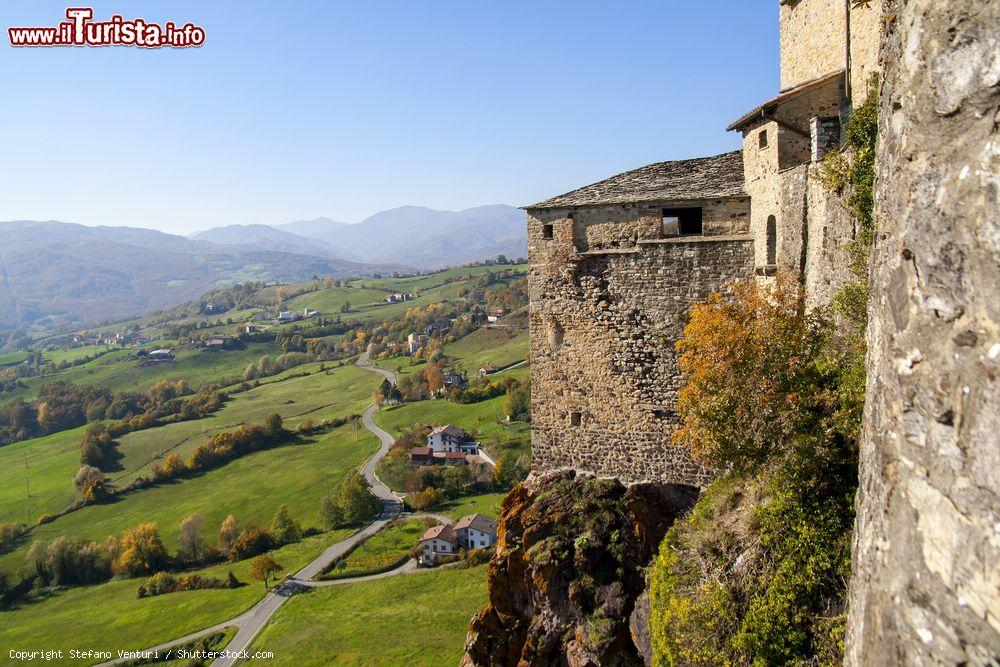 Immagine La suggestiva vallata verdeggiante che ospita Bardi e la sua fortezza di epoca medievale, Emilia Romagna - © Stefano Venturi / Shutterstock.com