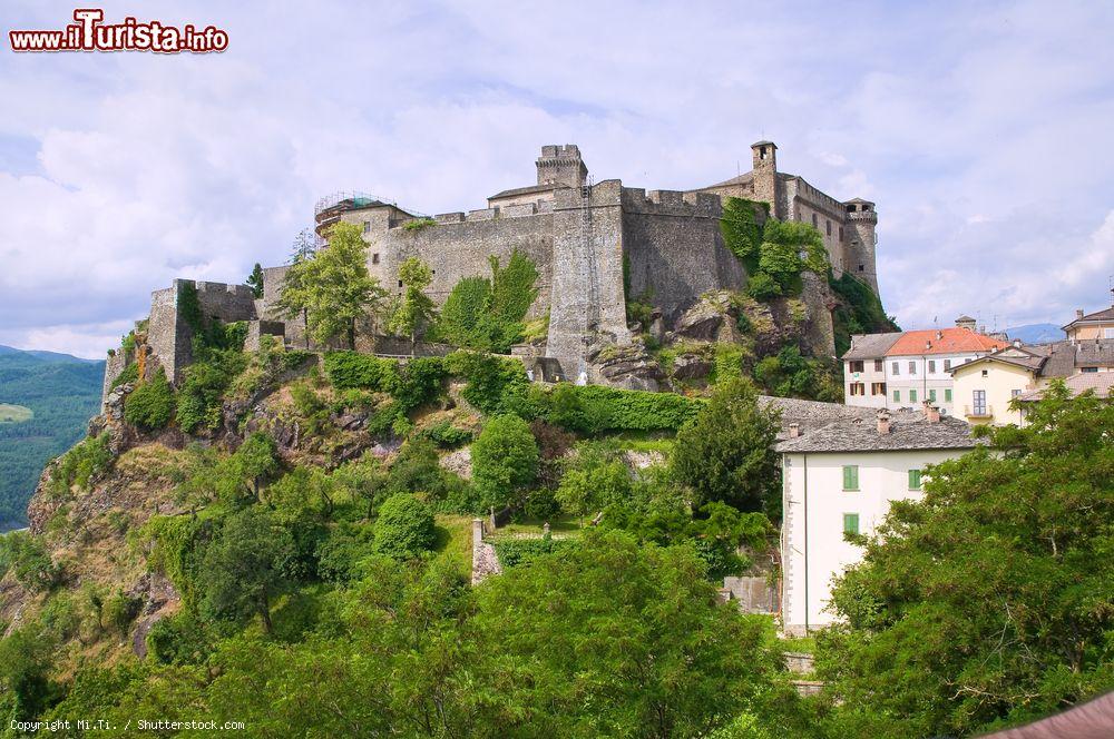 Immagine L'imponente fortezza militare di Bardi (Parma), Emilia Romagna. E' stata teatro della storia d'amore fra Soleste e Moroello, lui comandante delle truppe, lei figlia del castellano e promessa sposa a un altro uomo - © Mi.Ti. / Shutterstock.com