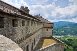 Bardi, provincia di Parma: la fortezza militare con il verdeggiante paesaggio sullo sfondo (Emilia Romagna) - © Mi.Ti. / Shutterstock.com