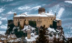 Il Castello di Bardi (Parma) imbiancato da una nevicata, Emilia Romagna. In epoca borbonica è stato presidio militare.

