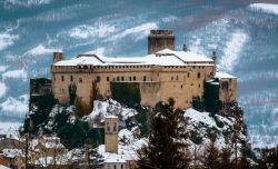 Il Castello di Bardi (Parma) imbiancato da una ...