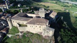 La fortezza di Bardi vista dall'alto, provincia di Parma, Emilia Romagna - © D-VISIONS / Shutterstock.com
