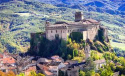 La fortezza medievale di Bardi, provincia di Parma, vista dall'alto (Emilia Romagna). Sorge al centro della Valle del Ceno; durante il Medioevo la sua posizione era un'importante tappa ...