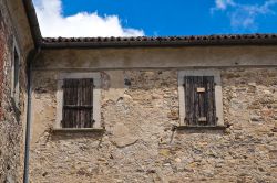 Persiane in legno in una facciata della fortezza di Bardi, provincia di Parma, Emilia Romagna - © Mi.Ti. / Shutterstock.com