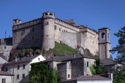 Una delle torri angolari del Castello di Bardi, Parma, Emilia Romagna - © D-VISIONS / Shutterstock.com