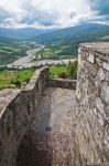 Veduta panoramica della vallata dal camminamento del Castello di Bardi, Emilia Romagna. Il cammino di ronda è completamente percorribile e si presenta con forma irregolare che segue la ...