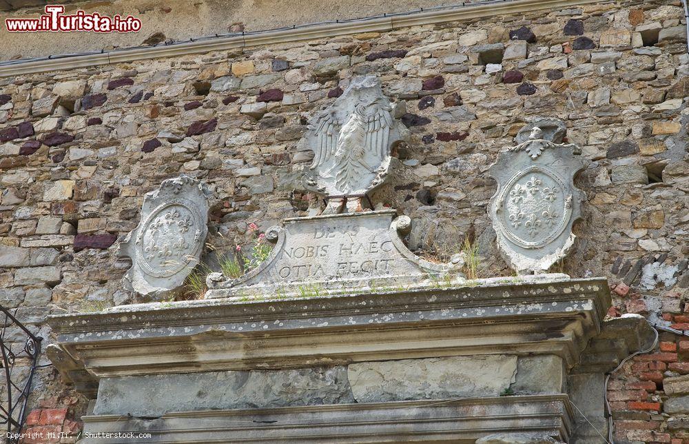 Immagine Stemmi nobiliari sopra il frontone alla fortezza di Bardi, provincia di Parma, Emilia Romagna - © Mi.Ti. / Shutterstock.com