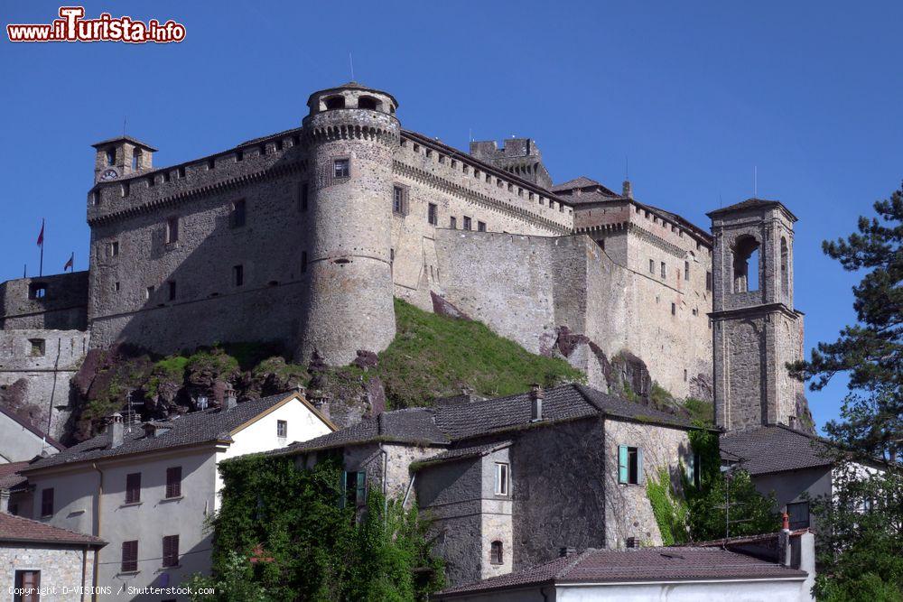 Immagine Una delle torri angolari del Castello di Bardi, Parma, Emilia Romagna - © D-VISIONS / Shutterstock.com