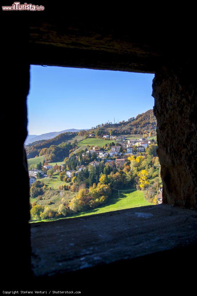 Immagine Una pittoresca veduta della vallata di Bardi da un'apertura della fortezza, Parma, Emilia Romagna - © Stefano Venturi / Shutterstock.com