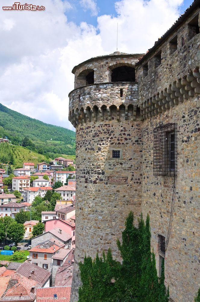 Immagine Uno scorcio del borgo di Bardi (Parma) visto dalla fortezza medievale, Emilia Romagna. Fino al XII° secolo il castello fu governato dai conti di Bardi; nel 1247 venne acquistato da Ubertino Landi di Piacenza che ne fece la residenza della sua famiglia - © Mi.Ti. / Shutterstock.com