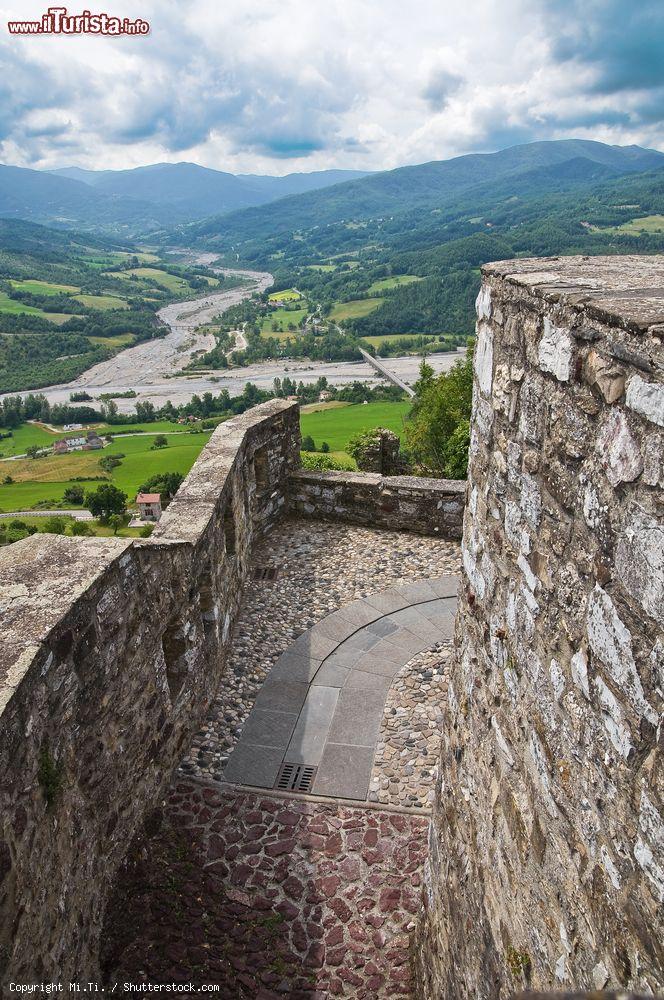 Immagine Veduta panoramica della vallata dal camminamento del Castello di Bardi, Emilia Romagna. Il cammino di ronda è completamente percorribile e si presenta con forma irregolare che segue la conformazione dello sperone roccioso - © Mi.Ti. / Shutterstock.com