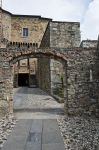 Uno scorcio del Castello di Bardi, provincia di Parma, Emilia Romagna. Interamente edificato in pietra, il castello è cresciuto nel tempo intorno al mastio - © Mi.Ti. / Shutterstock.com ...