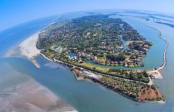 Vista aerea dell'isola di Albarella nel comune di Rosalina, Delta del Po, Veneto