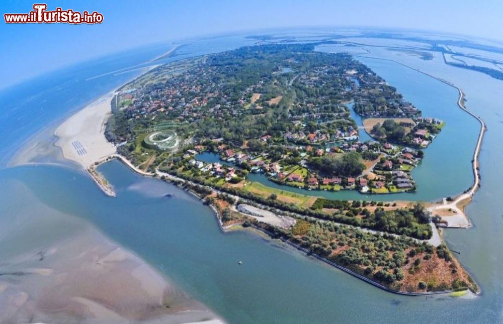 Immagine Vista aerea dell'isola di Albarella nel comune di Rosalina, Delta del Po, Veneto