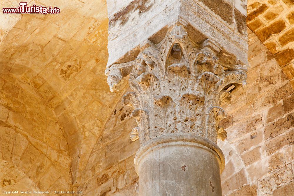 Immagine Il capitello ornamentale di una colonna della chiesa di San Cataldo a Palermo, Sicilia - © Renata Sedmakova / Shutterstock.com