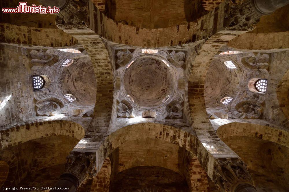 Immagine Interno della chiesa di San Cataldo a Palermo (Sicilia): le cupole dell'edificio viste da una suggestiva prospettiva - © Cesareo75 / Shutterstock.com