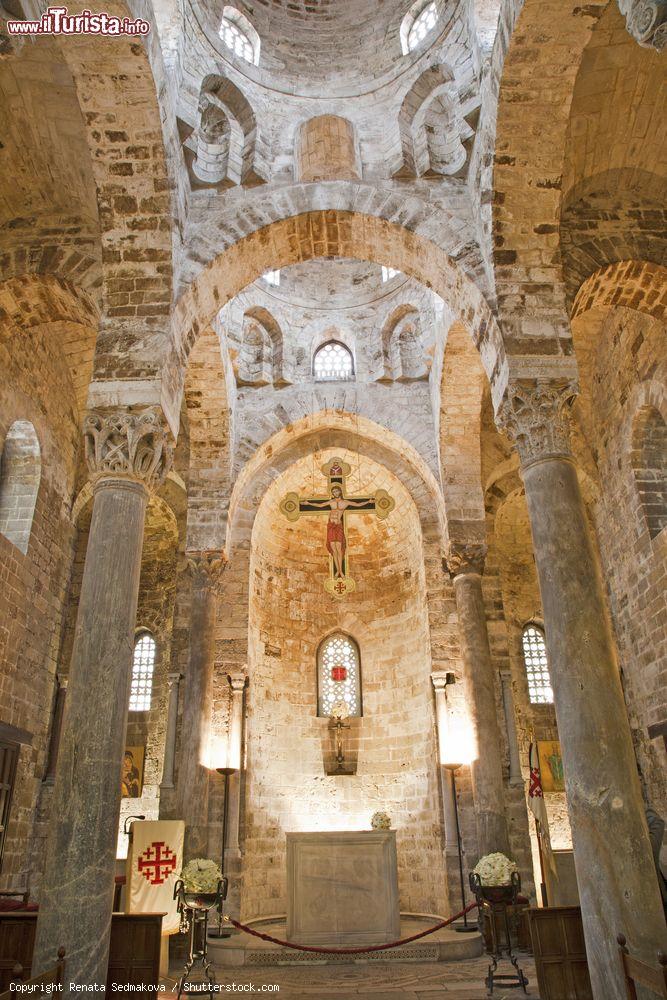 Immagine La navata principale della chiesa romanica di San Cataldo a Palermo, Sicilia. E' scandita dalla sequenza ritmica delle tre cupolette - © Renata Sedmakova / Shutterstock.com