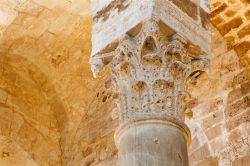 Il capitello ornamentale di una colonna della chiesa di San Cataldo a Palermo, Sicilia - © Renata Sedmakova / Shutterstock.com