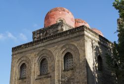 La storica chiesa di San Cataldo nel centro di Palermo, Sicilia. Dopo varie vicissitudini che la videro anche trasformata in ufficio postale, nel 1882 fu restaurata da Giuseppe Patricolo e riportata ...