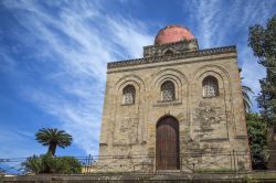 Veduta della chiesa di San Cataldo in Piazza Bellini a Palermo, Sicilia. E' stata costruita con un paramento murario in arenaria con intagli di arcate cieche e ghiere traforate in stile ...