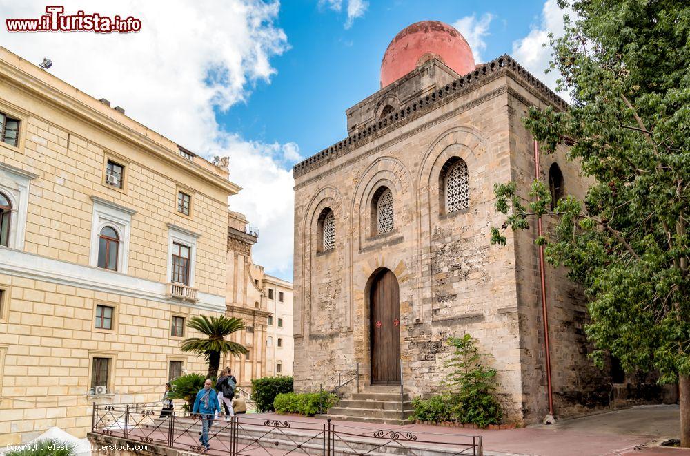 Immagine San Cataldo nel centro di Palermo, Sicilia: l'edificio religioso è riconoscibile per le tre cupole rosse sulla sommità; è considerato un capolavoro dell'arte arabo-normanna - © elesi / Shutterstock.com