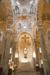 La navata principale della chiesa romanica di San Cataldo a Palermo, Sicilia. E' scandita dalla sequenza ritmica delle tre cupolette - © Renata Sedmakova / Shutterstock.com