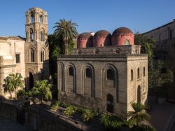 Le chiese di San Cataldo e della Martorana a Palermo, Sicilia. Questi due edifici religiosi sono fra i principali luoghi di culto della città siciliana. Il primo venne fondato da Maione ...
