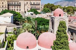 Veduta panoramica di Palermo con le cupole della chiesa di San Cataldo e del centro storico (Sicilia).
