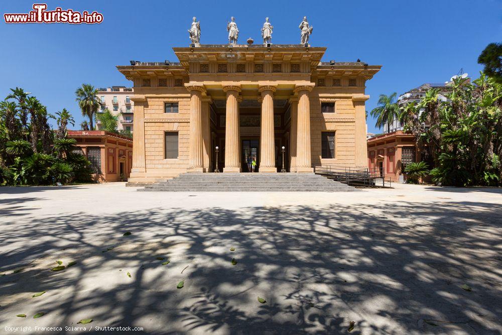 Immagine La facciata del Gymnasium con il suggestivo ingresso a colonne, Orto Botanico di Palermo (Sicilia) - © Francesca Sciarra / Shutterstock.com