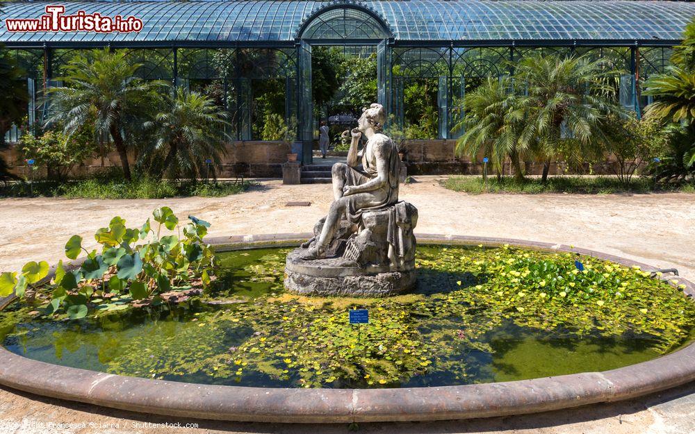 Immagine Una fontana con statua nel giardino botanico di Palermo, Sicilia. Il museo è impreziosito da  decorazioni scultoree - © Francesca Sciarra / Shutterstock.com