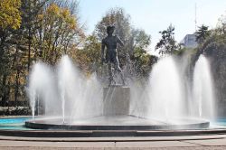 La fontana con la replica del David di Donatello nella Plaza Rio de Janeiro, una delle piazze più importanti della Colonia Roma a Città del Messico - © Jake Galán, ...