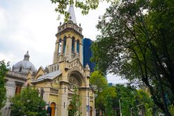L'Iglesia de la Sagrada Familia è stata costruita nel 1910 all'incrocio tra calle Orizaba e calle Puebla nella Colonia Roma, a sud-ovest del centro storico di Città del ...
