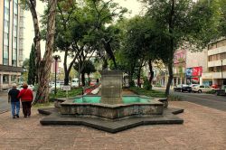 Una replica del "Gladiatore borghese" di Agasias, figlio di Dositeo, lungo l'aveida nÁlvaro Obregón, nella Colonia Roma. - © ProtoplasmaKid , CC BY-SA 4.0, ...