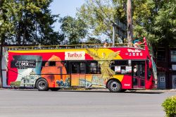 Il "Turibus" attraversa le strade della Colonia Roma, un elegante quartiere di Città del Messico - © Suriel Ramzal / Shutterstock.com